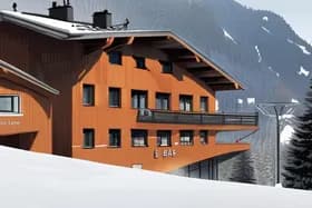 瑞士滑雪吧老板在致命火灾后被延长拘留